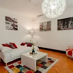 Red Apple * Triest