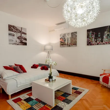 Red Apple * Τεργέστη